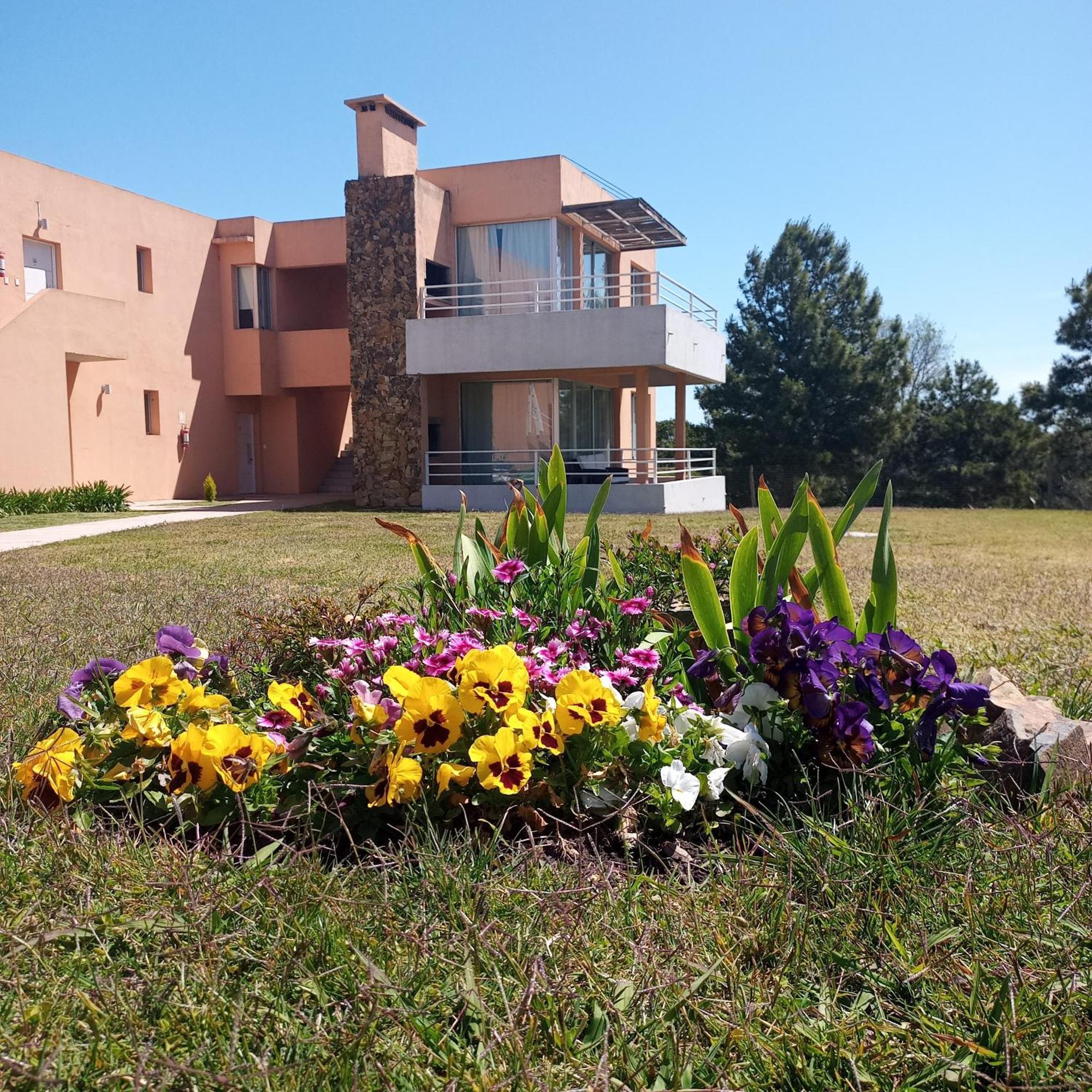 Lomas Del Real Aparthotel Colonia del Sacramento Bagian luar foto